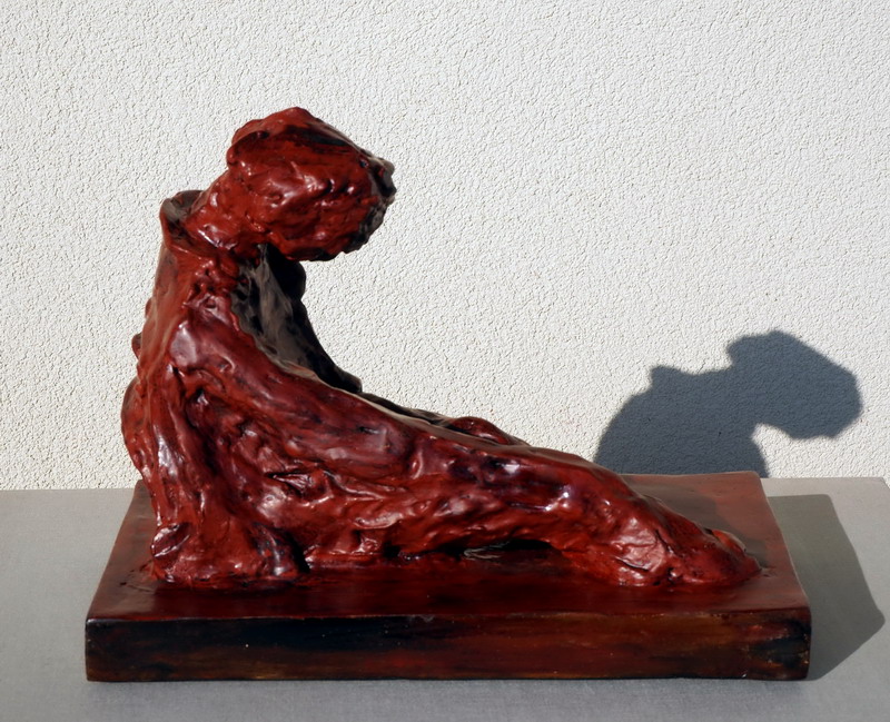 Scultura figurativa in scagliola con armatura in ferro e lacca urushi, figura umana in posa raccolta