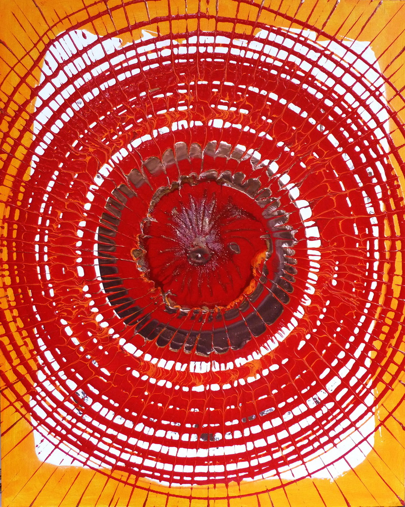 Pittura astratta a cerchi concentrici in smalti su masonite con sabbia e pigmento oro; superficie a rilievo e centro scuro in espansione.