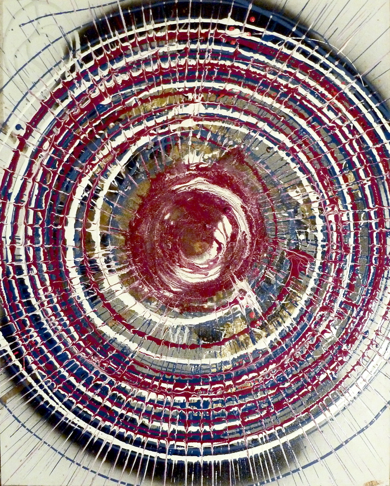 Smalti lucidi su masonite con cerchi concentrici e colature controllate (dripping): rossi, blu e bianchi con riflessi dorati; ritmo radiale meditativo, 50×40 cm.